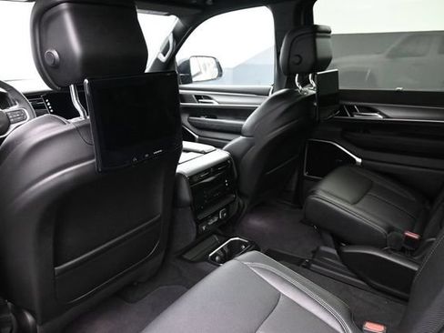 Used 2025 Jeep Wagoneer Series III w/ Premium Group I AWD/4WD image 18