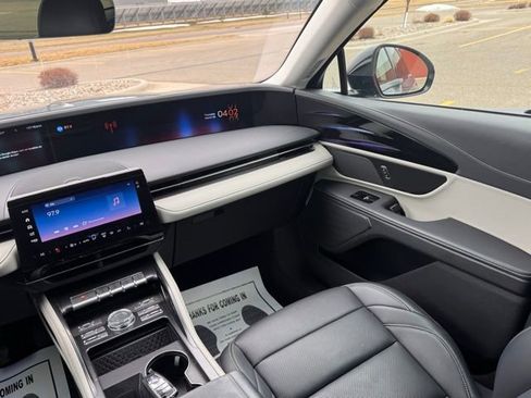 Used 2025 Lincoln Nautilus Premier image 16