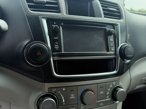 Used 2013 Toyota Highlander 4WD w/ Cold Weather Pkg image 14