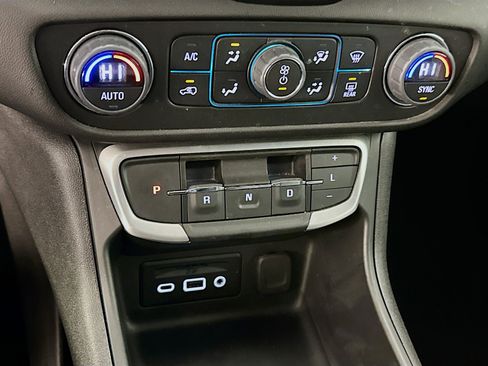 Used 2024 GMC Terrain SLT image 25