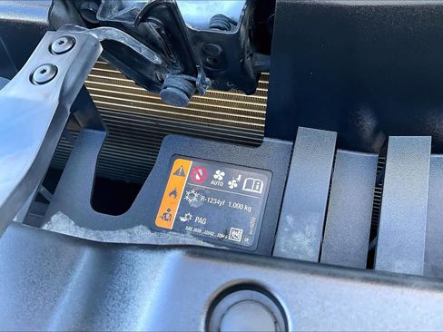 Used 2021 GMC Yukon SLT w/ SLT Premium Package image 33