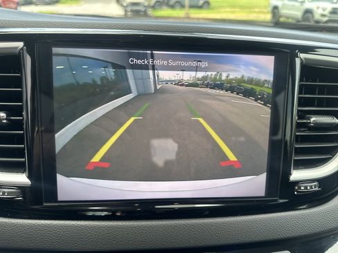 Used 2024 Chrysler Pacifica Touring-L FWD image 27