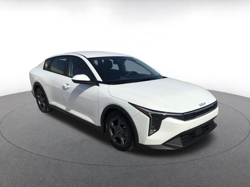 Used 2025 Kia K4 LXS image 1