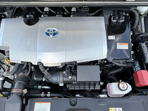 Used 2020 Toyota Prius XLE w/ Carpet Mat Package image 18