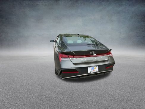 New 2025 Hyundai Elantra Limited image 18