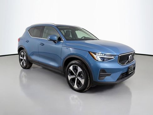 Used 2025 Volvo XC40 B5 Core AWD/4WD image 3