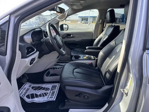 Used 2024 Chrysler Pacifica Touring-L image 10
