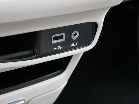 Used 2017 Chrysler Pacifica Touring-L FWD image 23