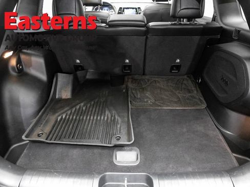 Used 2021 Jeep Cherokee Limited w/ Mopar Interior Package AWD/4WD image 9
