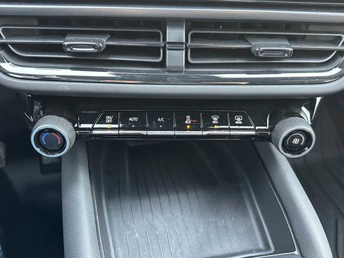 Used 2024 Chevrolet Equinox EV RS image 31