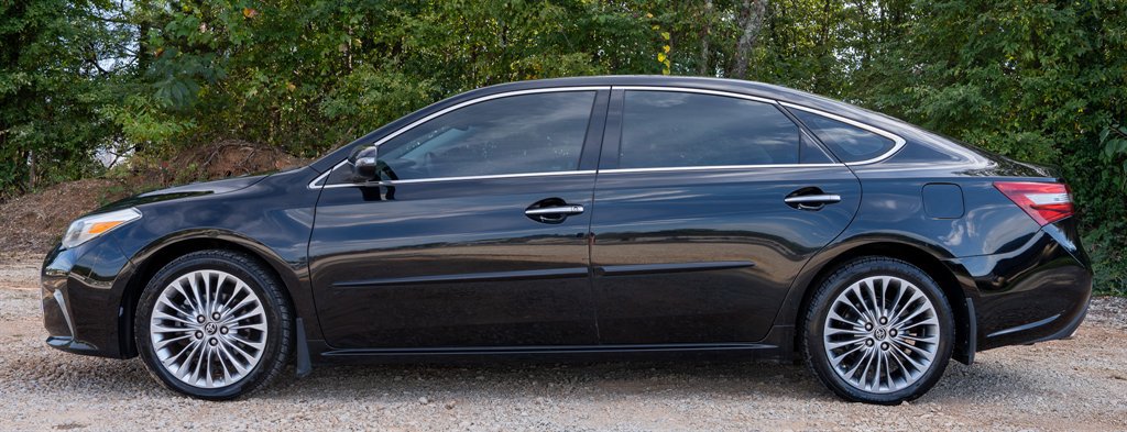 Used 2016 Toyota Avalon Limited w/ Toyota Safety Sense Package FWD image 2