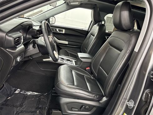 Certified 2022 Ford Explorer XLT w/ Equipment Group 202A image 3