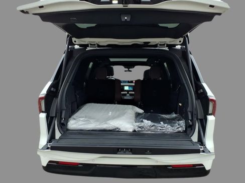 New 2025 Lincoln Navigator Reserve AWD/4WD image 8