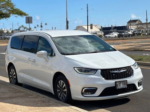 Used 2022 Chrysler Pacifica Touring-L w/ Uconnect Theater Family Group image 6