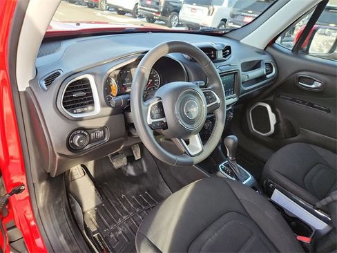Used 2018 Jeep Renegade Latitude image 10