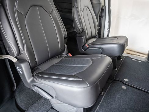 New 2026 Chrysler Pacifica Select image 31