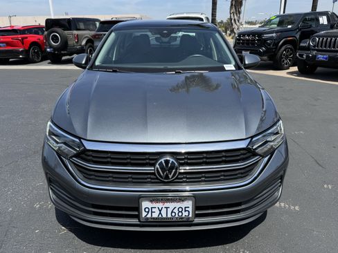 Certified 2023 Volkswagen Jetta SE w/ Panoramic Sunroof Package FWD image 3