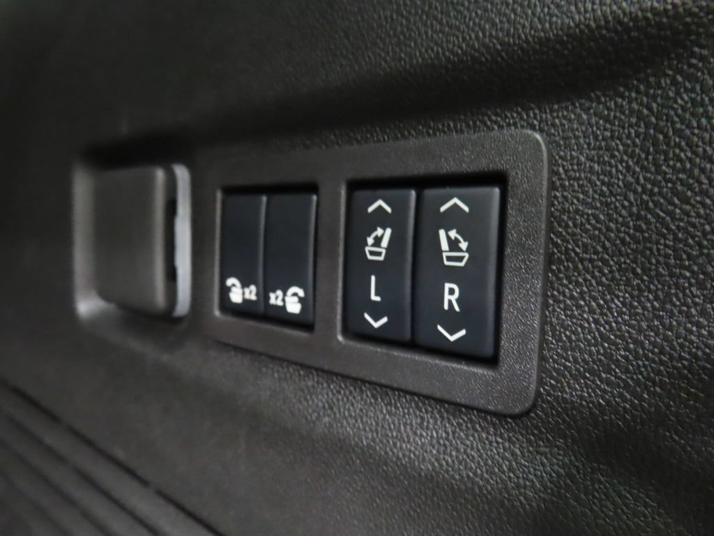Used 2025 GMC Yukon XL Denali Ultimate AWD/4WD image 48