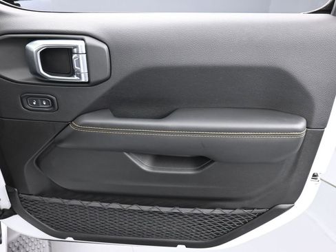 Used 2025 Jeep Wrangler Unlimited Sahara image 17