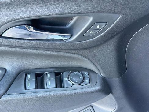 Used 2021 Chevrolet Equinox LT FWD image 19