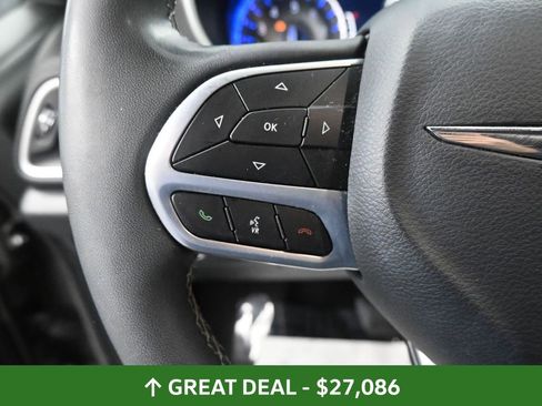 Used 2025 Chrysler Pacifica Select image 34