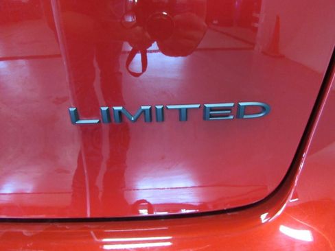 Used 2025 Chrysler Pacifica Limited FWD image 32