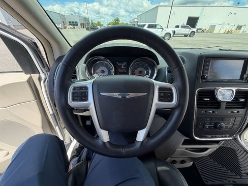 Used 2015 Chrysler Town & Country Touring-L w/ Driver Convenience Group FWD image 2