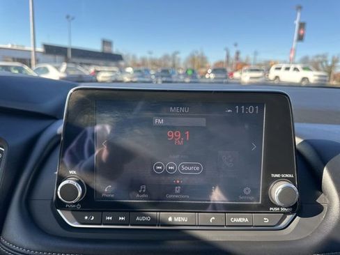 Used 2024 Nissan Rogue SV image 18