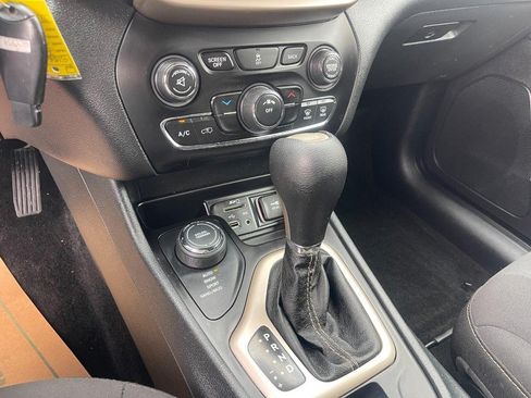 Used 2015 Jeep Cherokee Latitude AWD/4WD image 18