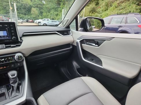 Used 2021 Toyota RAV4 XLE Premium image 12