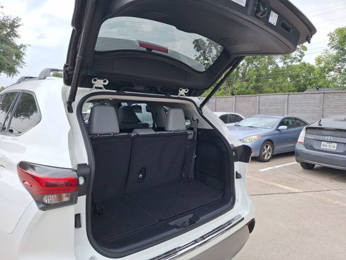 Used 2021 Toyota Highlander Platinum FWD image 37