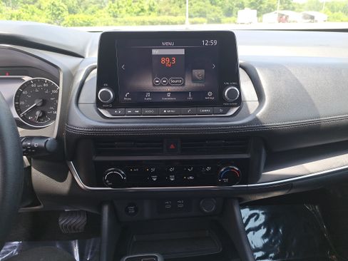 Used 2024 Nissan Rogue S AWD/4WD image 19