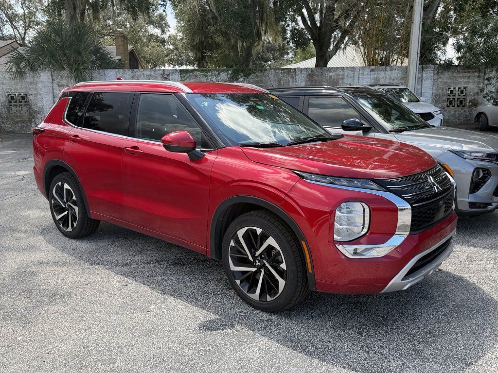 Used 2023 Mitsubishi Outlander SEL FWD image 1