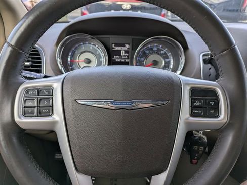 Used 2014 Chrysler Town & Country Touring image 23