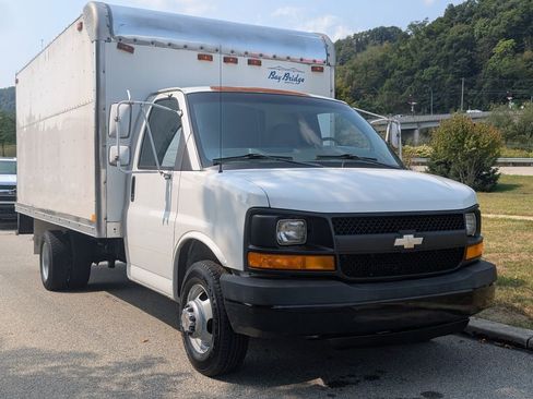 Used 2004 Chevrolet Express 3500 image 1