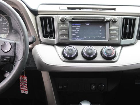 Used 2015 Toyota RAV4 LE FWD image 11