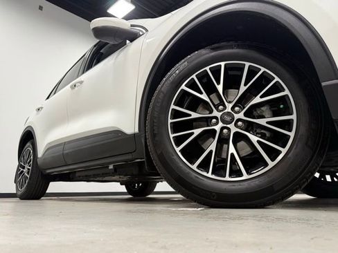 Used 2024 Ford Escape SE image 3