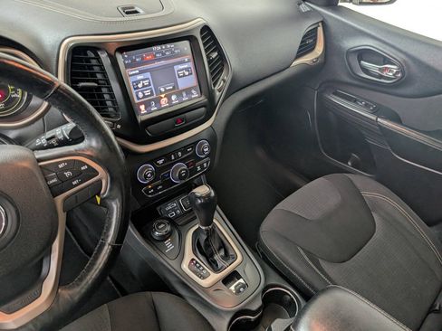 Used 2015 Jeep Cherokee Latitude w/ Cold Weather Group AWD/4WD image 13