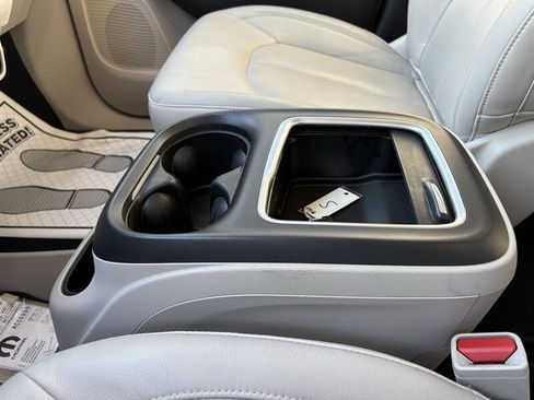 Used 2021 Chrysler Pacifica Touring-L image 14