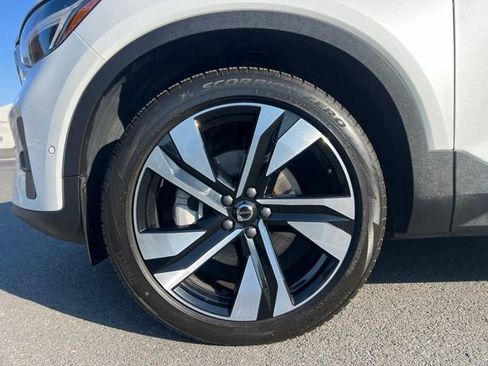 Used 2025 Volvo XC40 B5 Plus AWD/4WD image 12