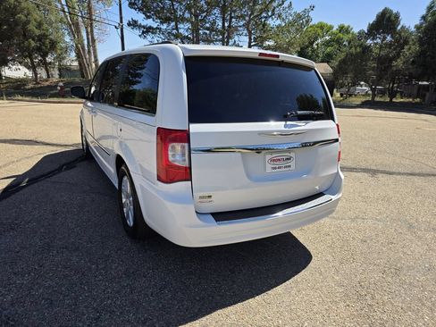 Used 2015 Chrysler Town & Country Touring FWD image 4