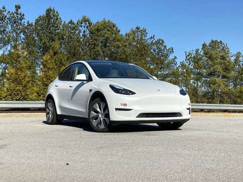 Used 2023 Tesla Model Y Long Range image 2