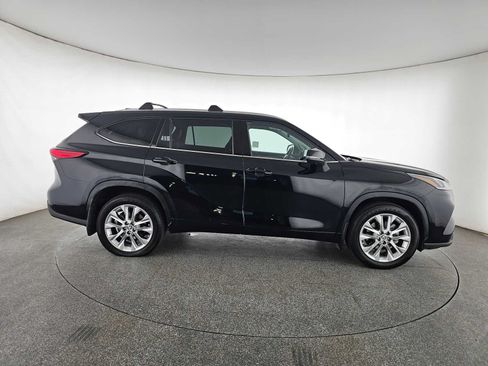 Used 2023 Toyota Highlander Limited FWD image 3