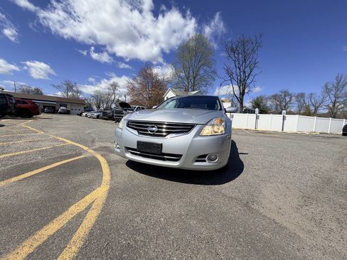 Used 2010 Nissan Altima Hybrid Sedan image 2