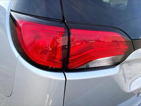 Used 2022 Chrysler Voyager LX image 28