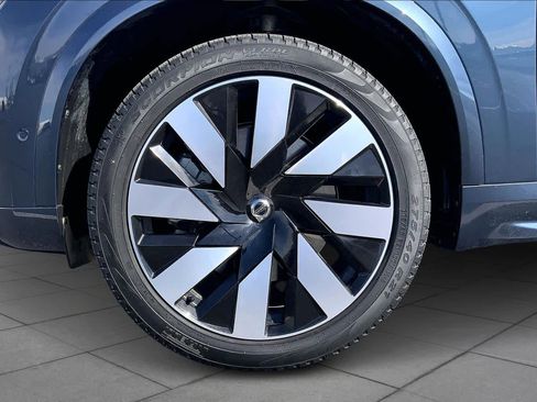 Used 2023 Volvo XC90 T8 Ultimate w/ Lounge Package image 11