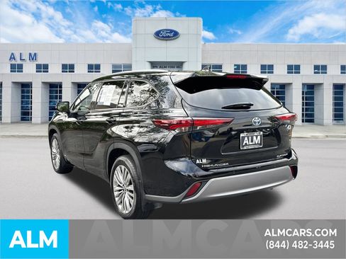 Used 2024 Toyota Highlander Limited image 9