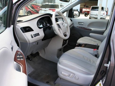 Used 2014 Toyota Sienna XLE image 14