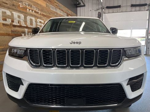 Used 2023 Jeep Grand Cherokee Laredo w/ Luxury Tech Group I AWD/4WD image 6