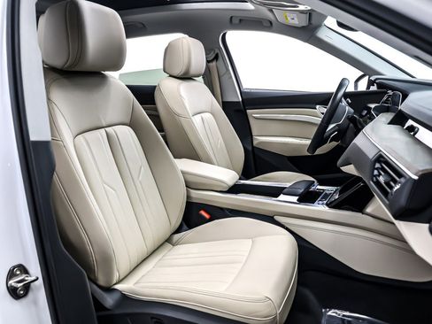 Used 2022 Audi e-tron Premium w/ Convenience Plus Package image 8